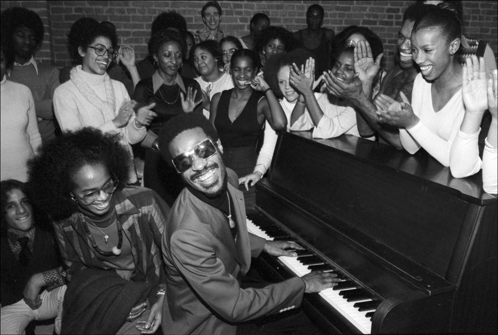 Stevie Wonder entertains students at the Dance Theater of Harlem during a tour uptown. (Allan Tannebaum)